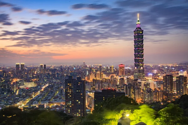 Taipei, horizonte de la ciudad de Taiwán en el crepúsculo . —  Fotos de Stock