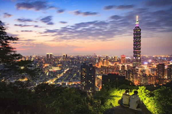 Taipei, Taïwan horizon de la ville au crépuscule . — Photo