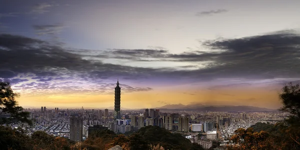 Taipei, Taiwan skyline da cidade no crepúsculo . — Fotografia de Stock