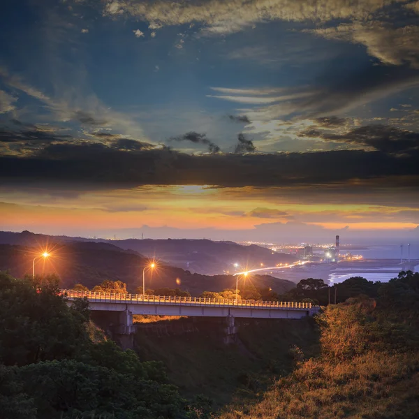 Красивый закат с мостом над морем — стоковое фото