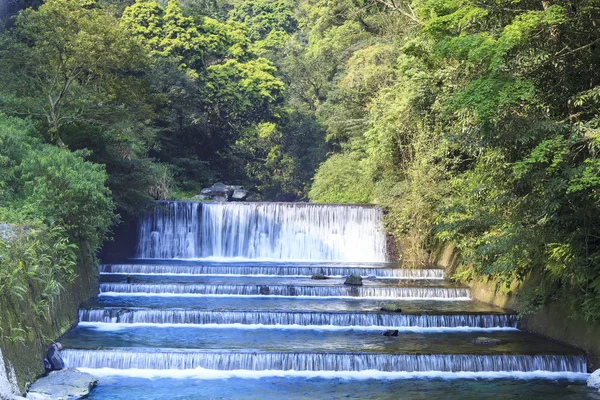 Belle rivière au nord de Taiwan baril rivière — Photo