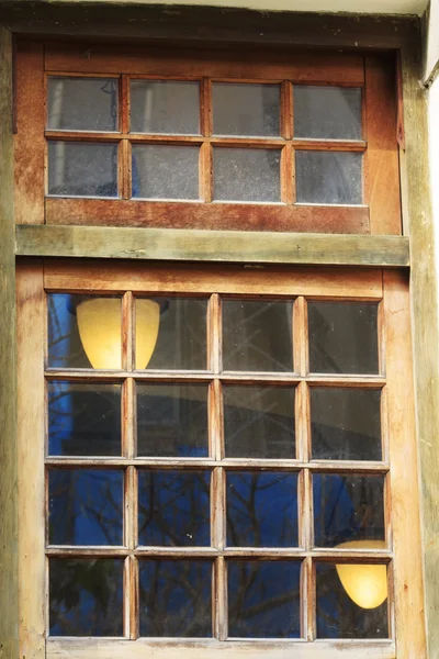 Окно старого деревянного дома — стоковое фото