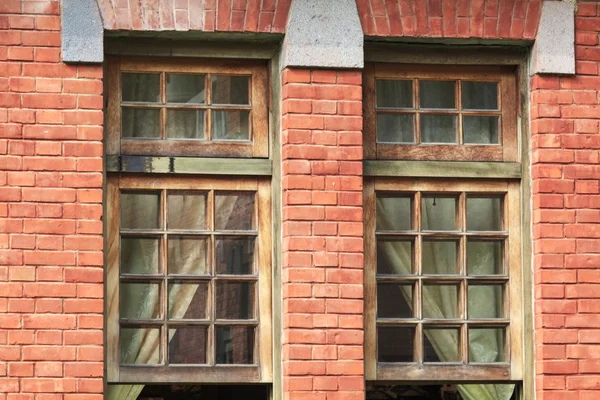 Eski ahşap evin penceresi — Stok fotoğraf