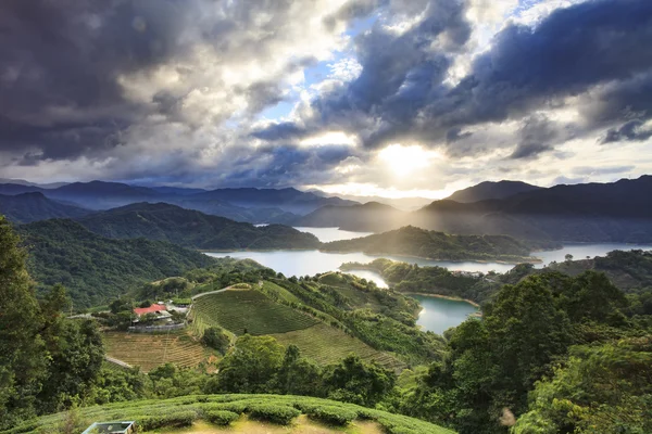 Belo cenário de pôr do sol da montanha Fotos De Bancos De Imagens