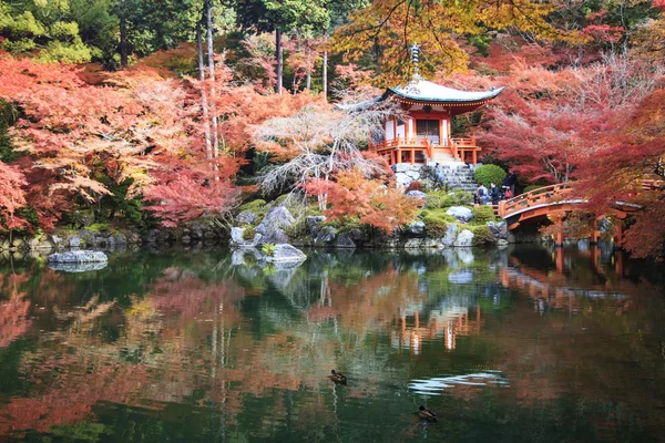 Dovolené změnit barvu červenou v chrámu Japonsko — Stock fotografie
