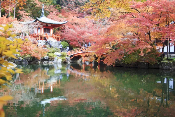 Die Erlaubnis ändert die Farbe von Rot in Tempel japan — Stockfoto