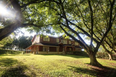 Güzel arka plan ile gündoğumu zamanında güzel ev