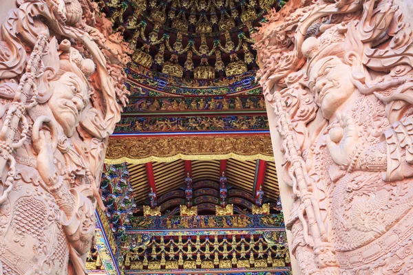 Дверь буддийского храма вырезана из дерева — стоковое фото