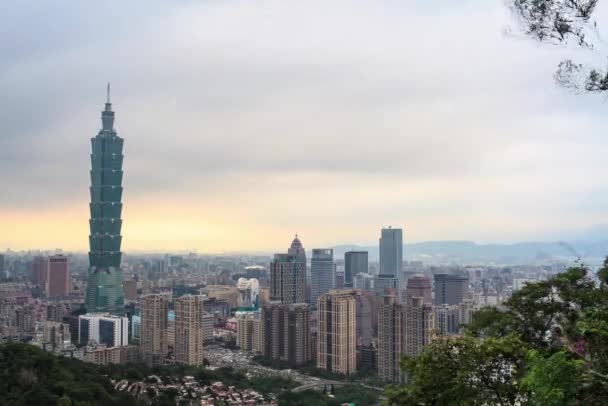 Caducidad de Taipei, horizonte de la ciudad de Taiwán en el crepúsculo — Vídeos de Stock