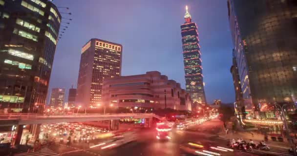 台北 101 タワーと信義商圏の世界貿易センターの美しい夜景の時間経過 — ストック動画