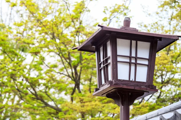 Lampa v chrámu, Japonsko s bílým pozadím — Stock fotografie