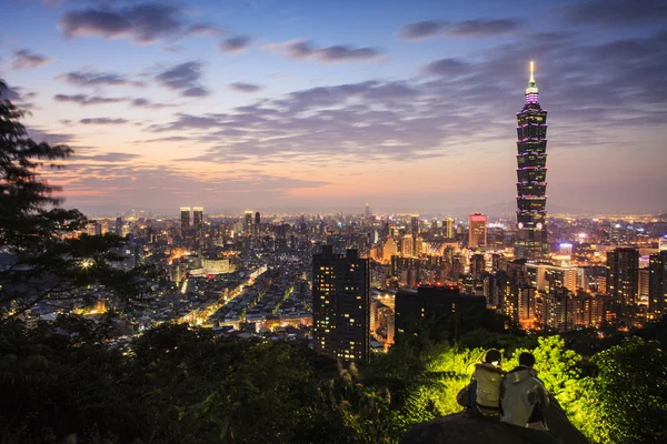 在黄昏时分，台北城市天际线 — 图库照片