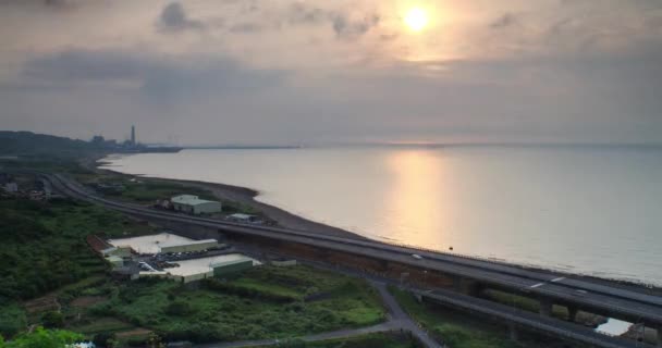 Zaman atlamalı Beach Günbatımı ile yol boyunca bu yeni taipei city, Tayvan — Stok video