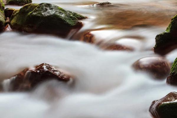 Дно реки Хуанси с красивой водой в Тайбэе, Тайвань — стоковое фото