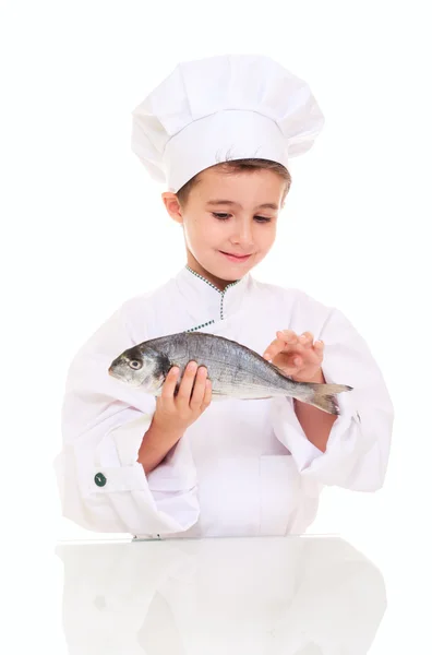 Pequeño chef toca pescado —  Fotos de Stock