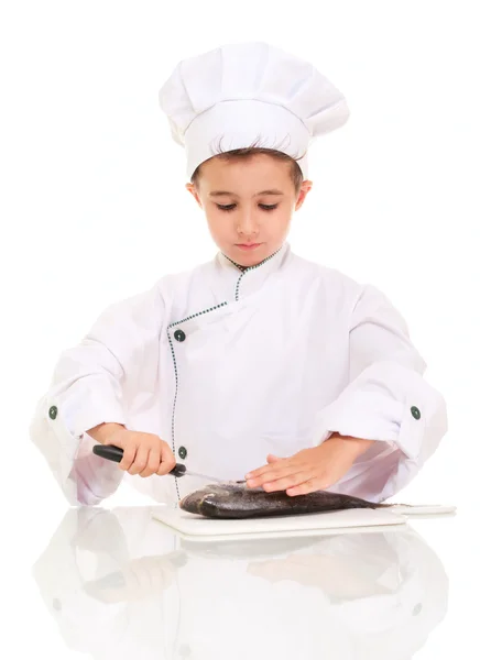 Kleine jongen chief strippen vis Stockfoto