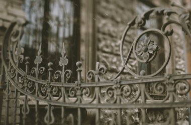 eski ferforje kapının bir parçası,19 yüzyıl, tilt-shift