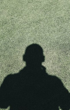 Daha başarılı alan arka planında bir fotoğrafçının gölgesi