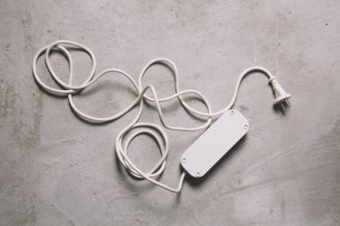 beyaz elektrik uzatma kablosu