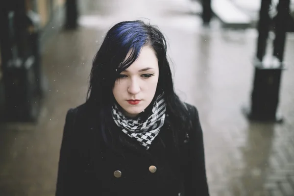 Vintern porträtt av ung kvinna — Stockfoto