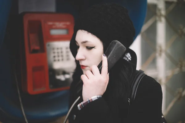 Jonge vrouw aan de telefoon — Stockfoto