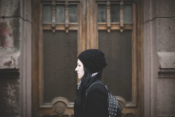 Portret van een jonge vrouw op straat — Stockfoto