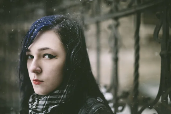 Jovem mulher com neve — Fotografia de Stock