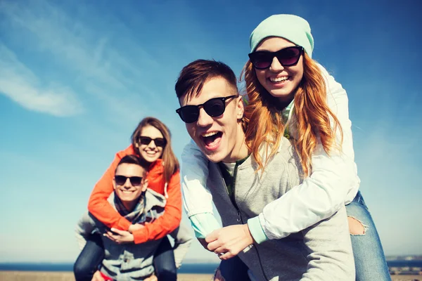 Feliz adolescente amigos divertirse al aire libre —  Fotos de Stock