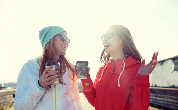 Szczęśliwy nastoletnich dziewcząt z filiżanki kawy na ulicy — Zdjęcie stockowe