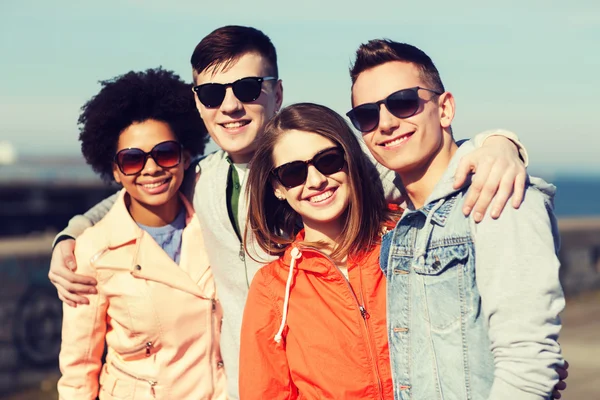 Amigos adolescentes felices en tonos abrazándose al aire libre — Foto de Stock