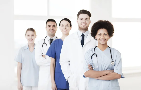 Grupo de médicos felices en el hospital — Foto de Stock