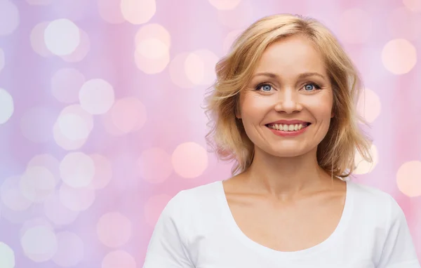 Mujer sonriente en camiseta blanca en blanco —  Fotos de Stock