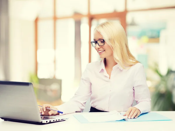 Mujer de negocios sonriente o estudiante con computadora portátil — Foto de Stock