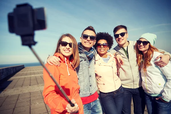 Amici sorridenti scattare selfie con smartphone — Foto Stock