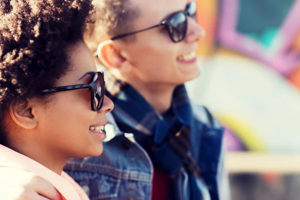 Amigos adolescentes felizes em tons ao ar livre — Fotografia de Stock