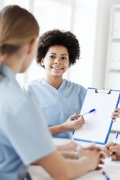 Gruppo di medici felici incontro presso l'ufficio ospedaliero — Foto Stock