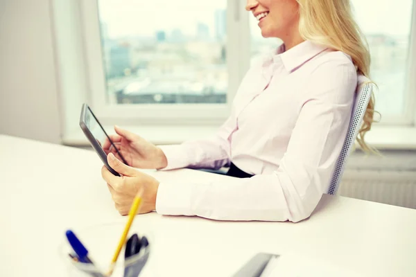 Souriant femme d'affaires ou étudiant avec tablette pc — Photo