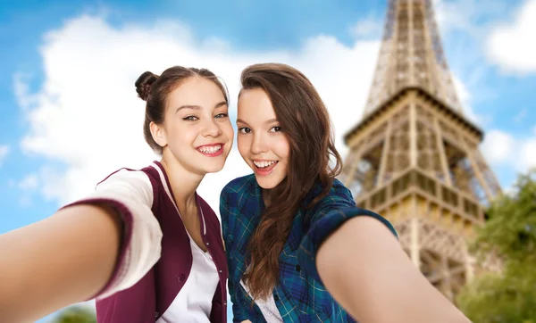 Adolescentes tomando selfie sobre eiffel torre —  Fotos de Stock