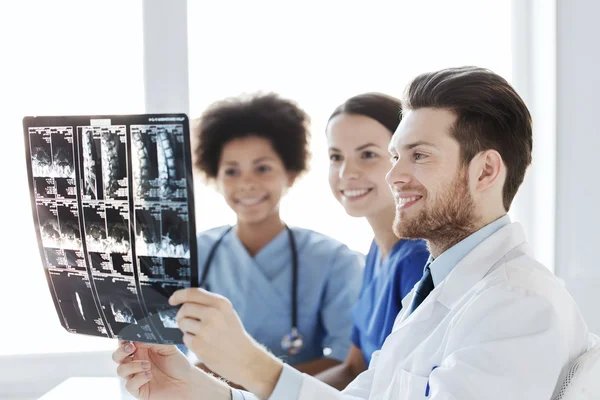 Groupe de médecins heureux discutant de l'image radiographique — Photo