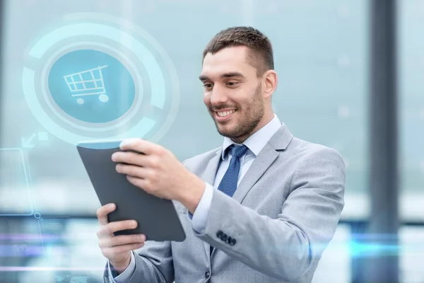 Hombre de negocios sonriente con la tableta PC al aire libre —  Fotos de Stock