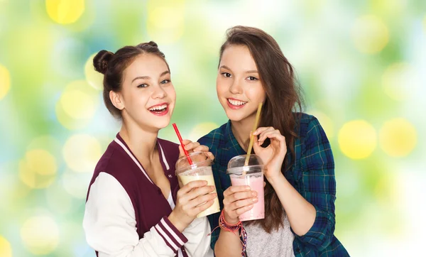Feliz bonita adolescente niñas beber batidos de leche — Foto de Stock