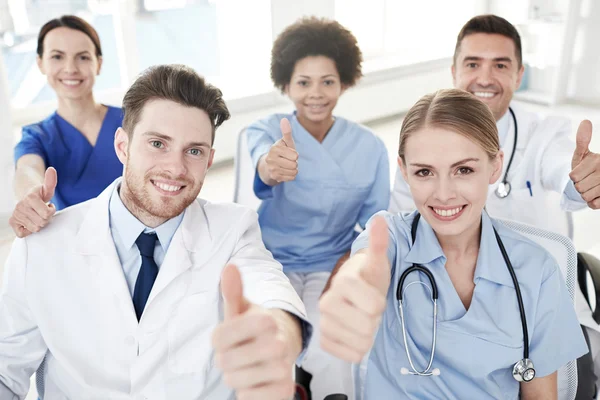 Groep van gelukkig artsen op seminar in ziekenhuis — Stockfoto