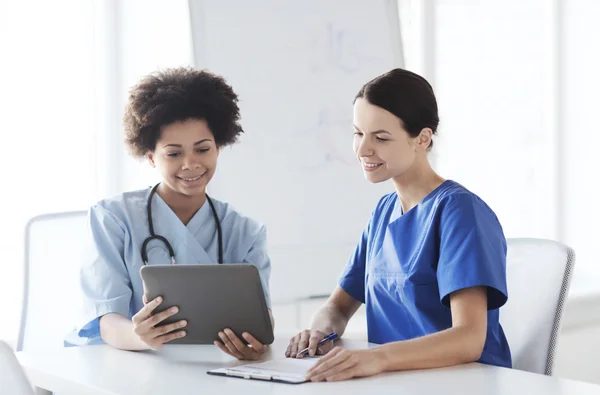 Médicos felices con la reunión de la PC tableta en el hospital — Foto de Stock