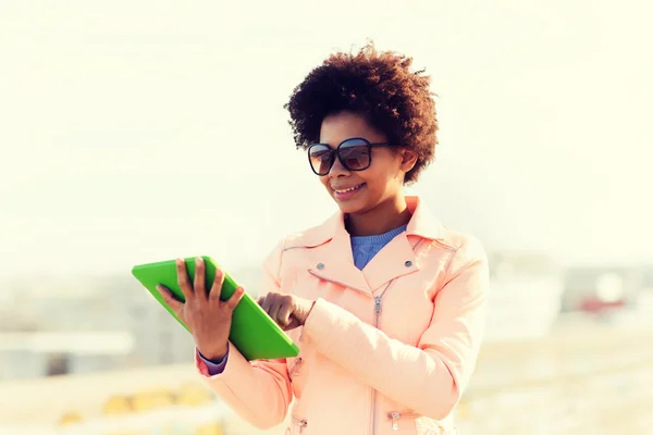 Felice giovane donna o adolescente con tablet pc — Foto Stock