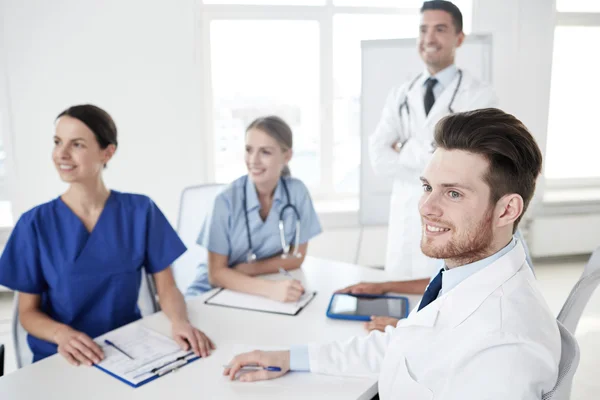 Grupo de médicos en presentación en el hospital — Foto de Stock