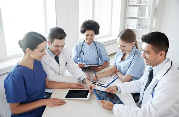 Groupe de médecins heureux réunion au bureau de l'hôpital — Photo