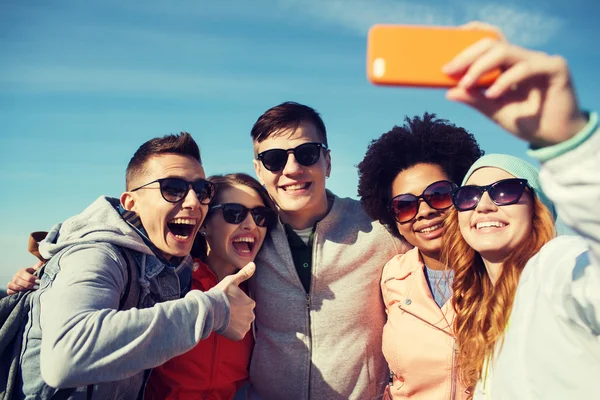 Amici sorridenti scattare selfie con smartphone — Foto Stock