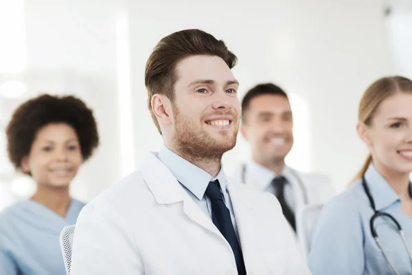 Médico feliz sobre el grupo de médicos en el hospital — Foto de Stock