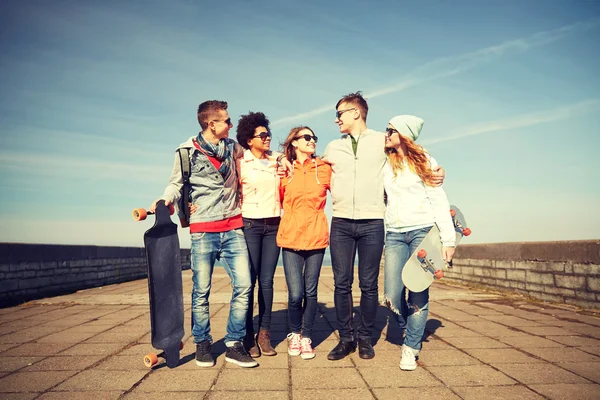 Amici adolescenti felici con longboard sulla strada — Foto Stock