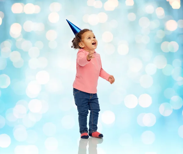 Gelukkig weinig meisje van de baby met verjaardag feest hoed — Stockfoto